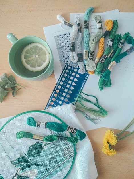 Zestawy haftów ułożone na stole